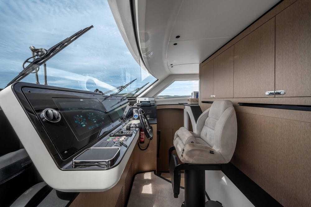 27_AZIMUT88Grande_int_wheelhouse1