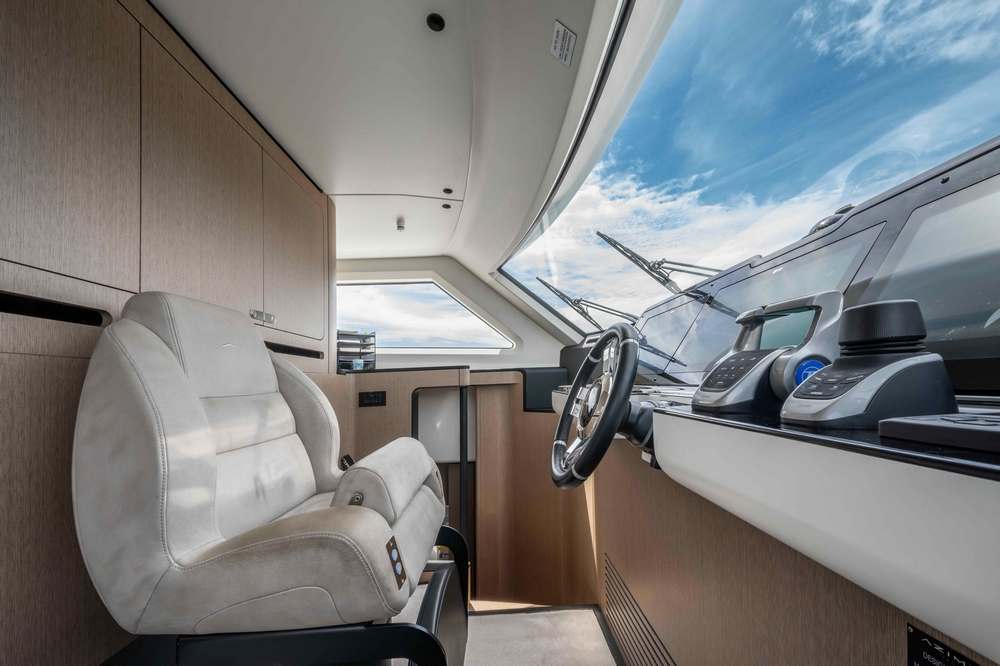 28_AZIMUT88Grande_int_wheelhouse2