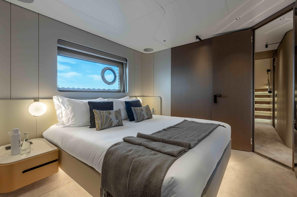 31_AZIMUT88Grande_int_cabin_guest_double2.1