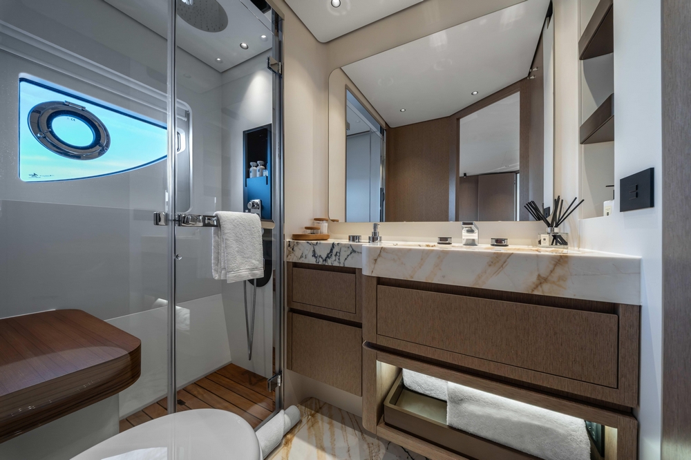 32_AZIMUT88Grande_int_cabin_guest_double2.3