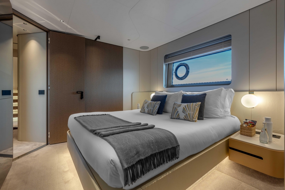 33_AZIMUT88Grande_int_cabin_guest_double3.1