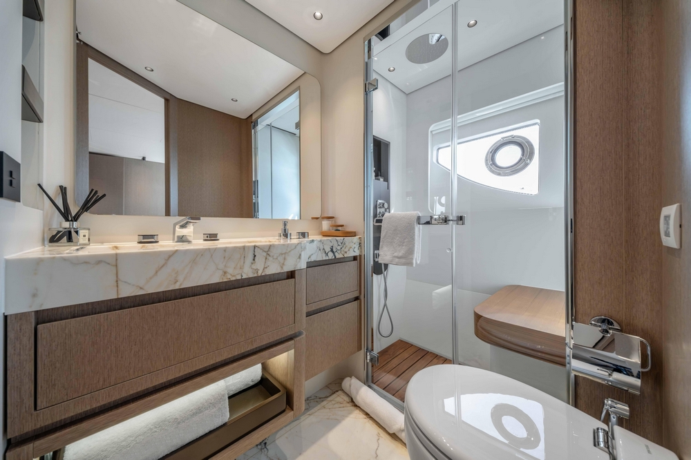 34_AZIMUT88Grande_int_cabin_guest_double3.2