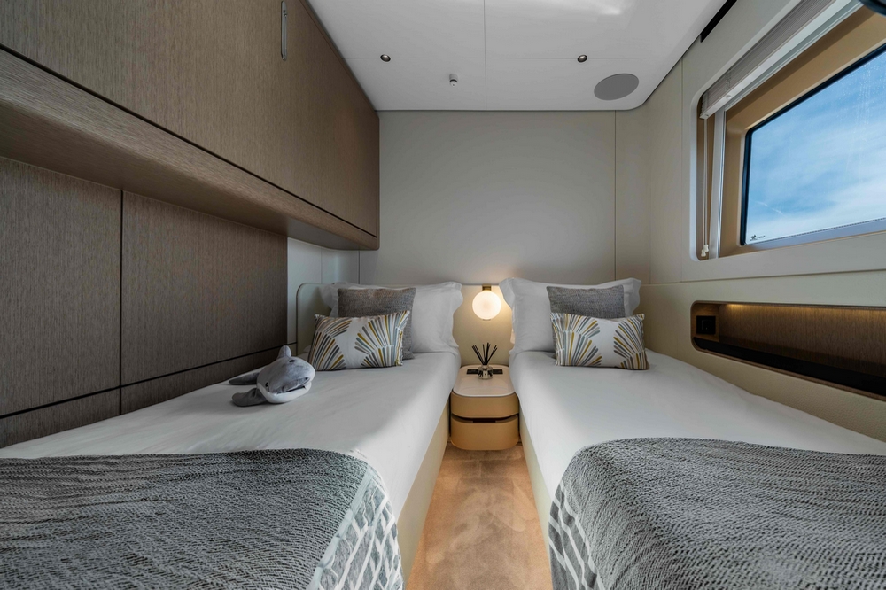 35_AZIMUT88Grande_int_cabin_guest_twin1