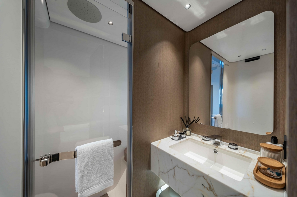 36_AZIMUT88Grande_int_cabin_guest_twin2