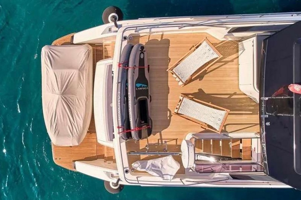 03_FERRETTI720_ext_flybridge1