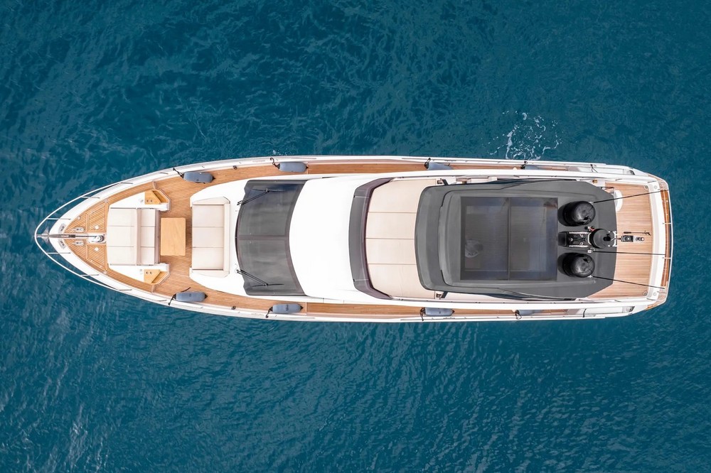 09_FERRETTI720_ext_mooring1
