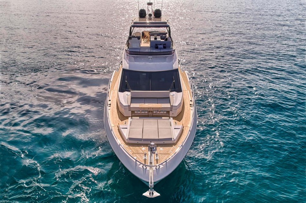 10_FERRETTI720_ext_mooring2