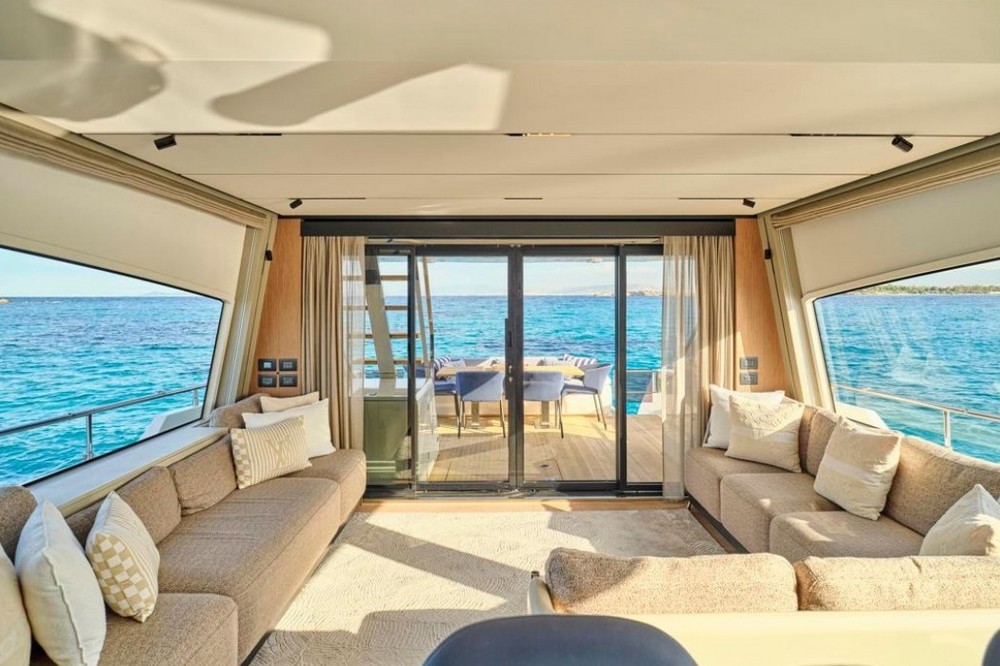 16_FERRETTI720_int_saloon01