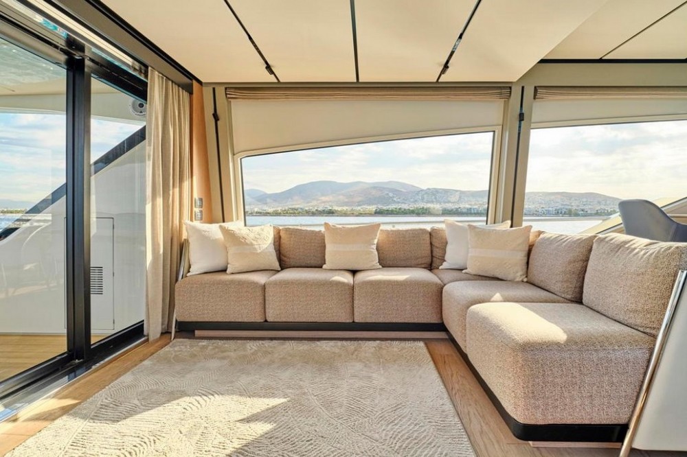 17_FERRETTI720_int_saloon02