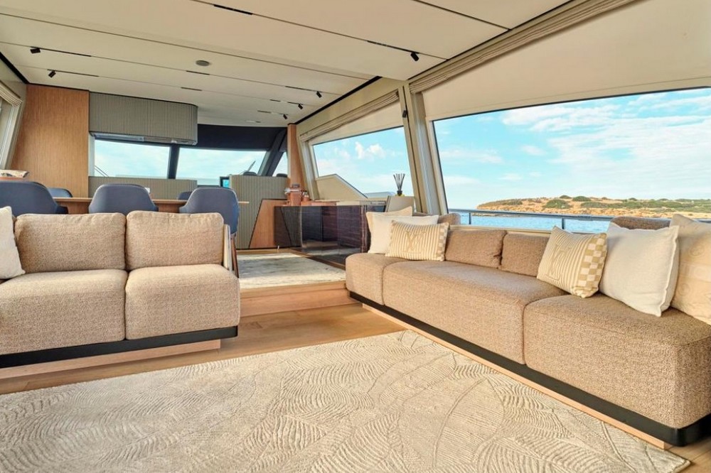18_FERRETTI720_int_saloon03