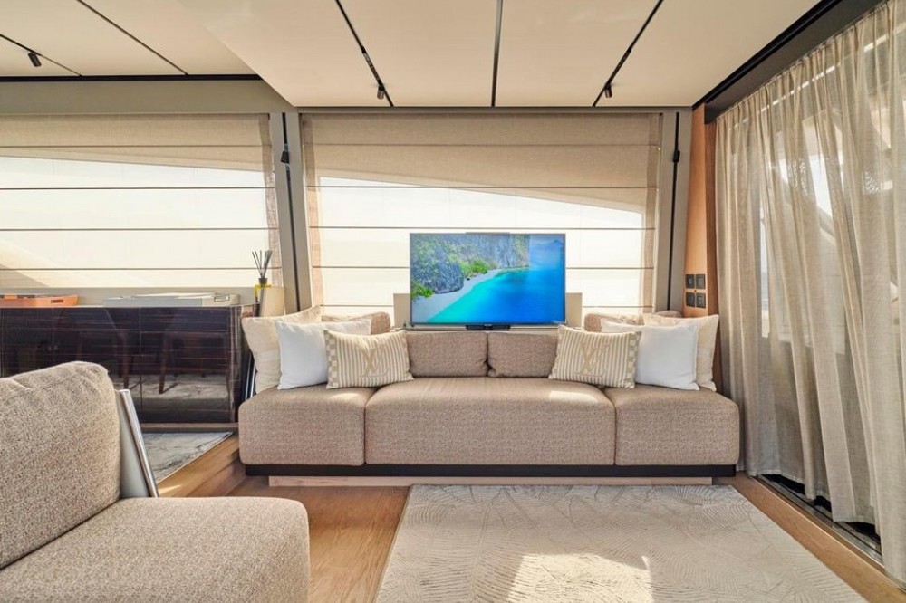 19_FERRETTI720_int_saloon04