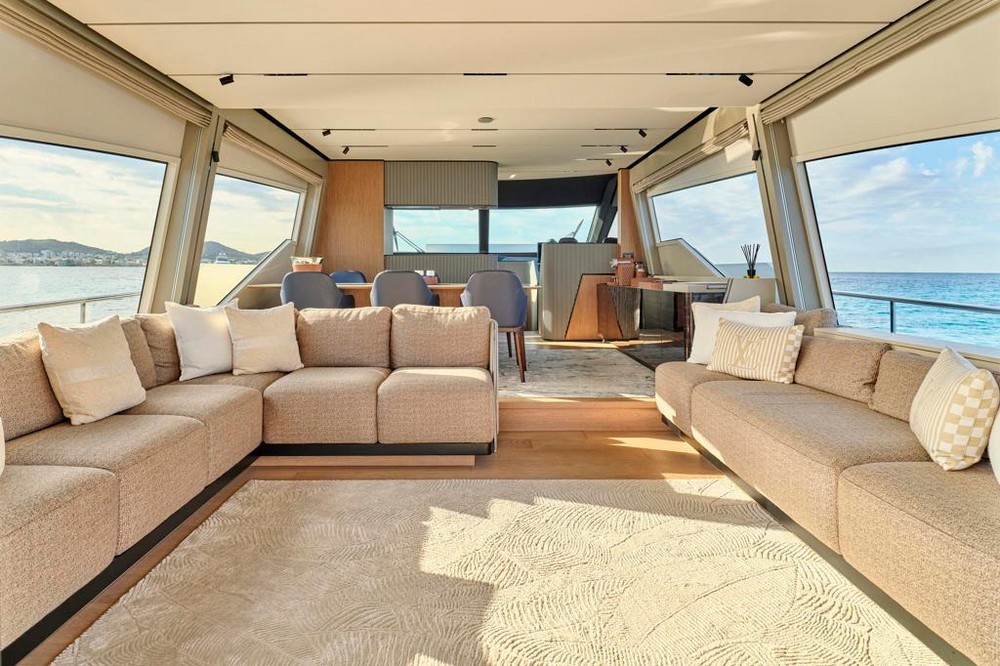 20_FERRETTI720_int_saloon05
