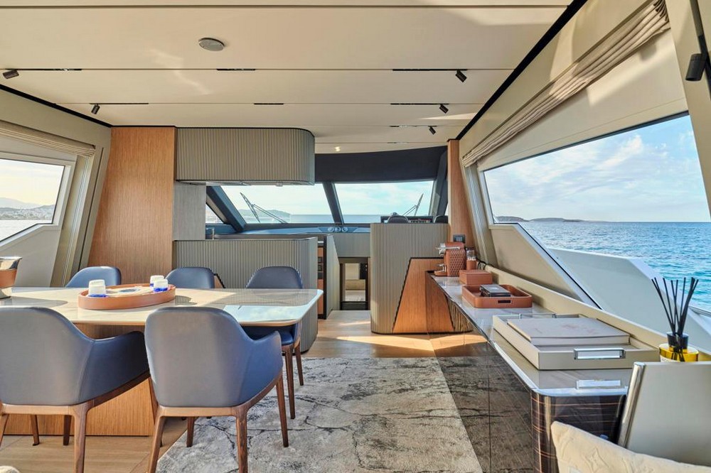 22_FERRETTI720_int_saloon07