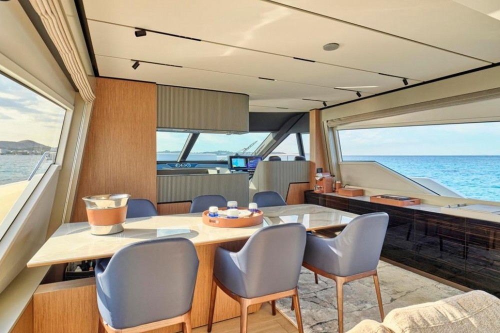 23_FERRETTI720_int_saloon08