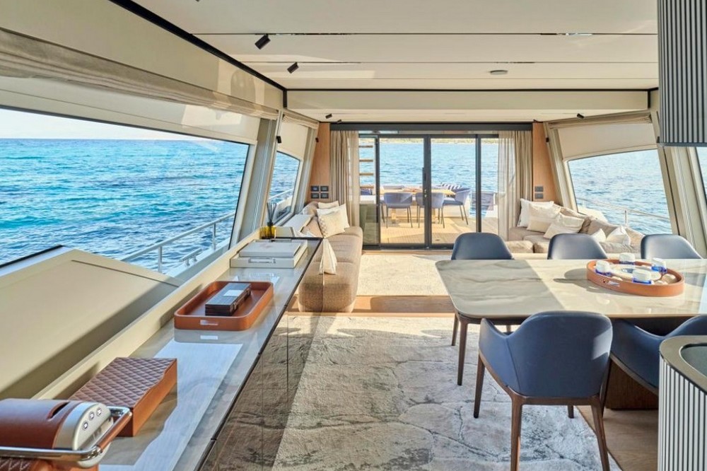 24_FERRETTI720_int_saloon09