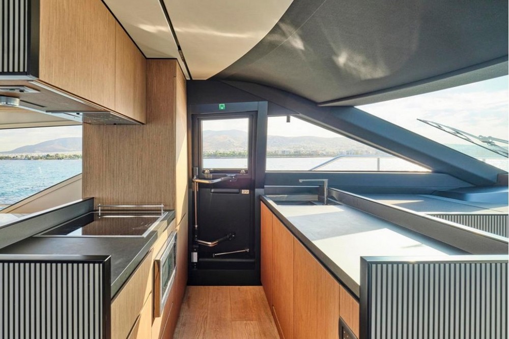 25_FERRETTI720_int_saloon10