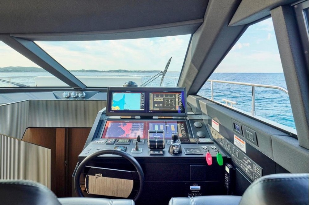 26_FERRETTI720_int_wheelhouse