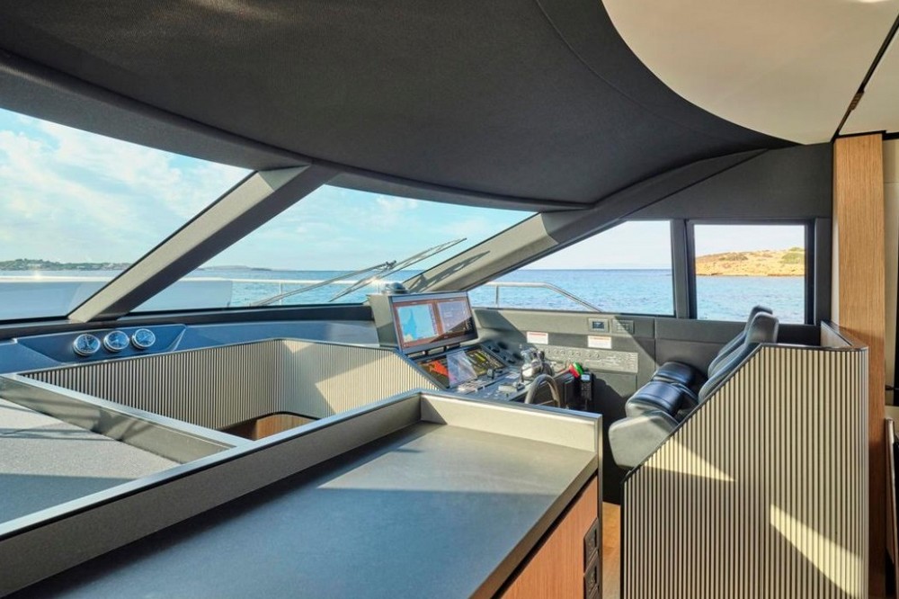 27_FERRETTI720_int_wheelhouse1