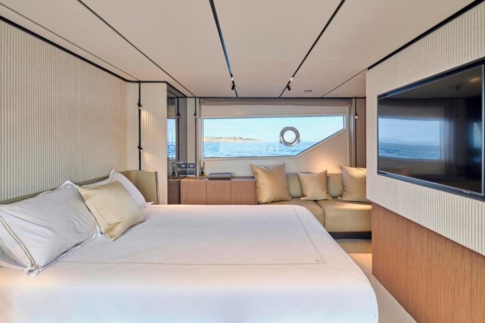 29_FERRETTI720_int_cabin_owner2