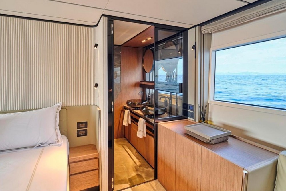 30_FERRETTI720_int_cabin_owner3