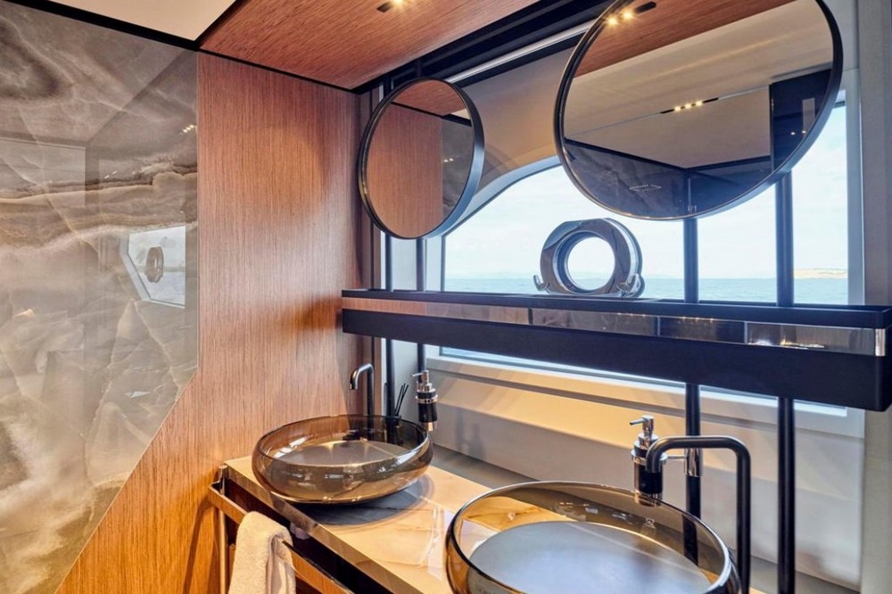 31_FERRETTI720_int_cabin_owner4