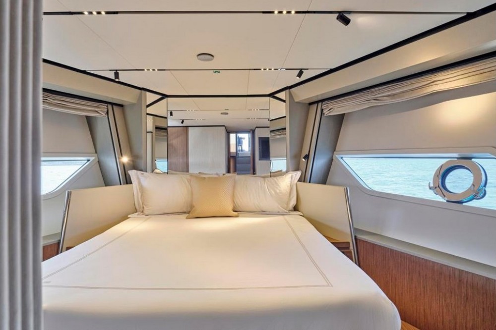 32_FERRETTI720_int_cabin_vip1