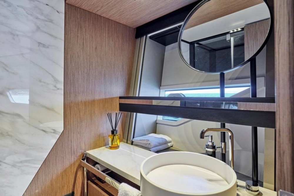 34_FERRETTI720_int_cabin_vip3