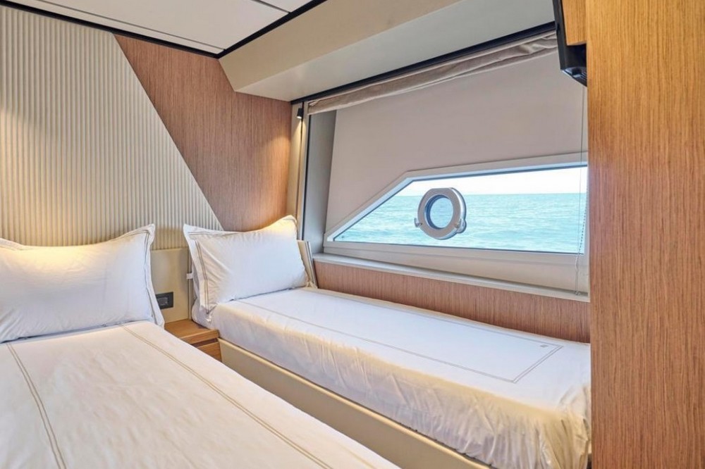 36_FERRETTI720_int_cabin_guest1.1