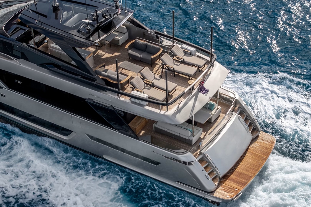 05_RIVA90Argo_ext_flybbridge1