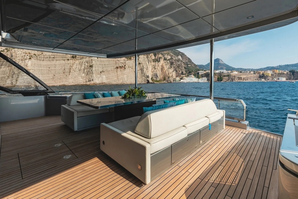 13_RIVA90Argo_ext_cockpit1