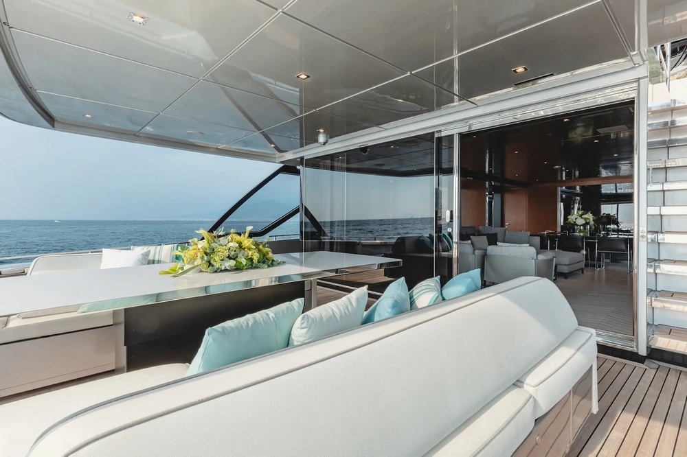 14_RIVA90Argo_ext_cockpit2