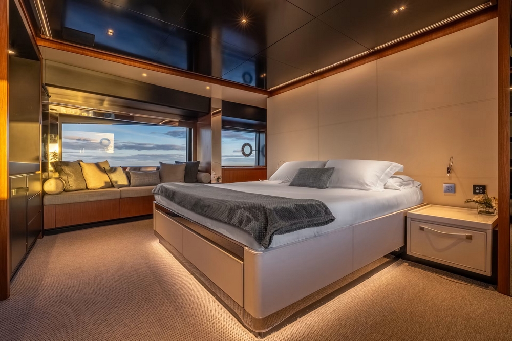 21_RIVA90Argo_int_cabin_owner1