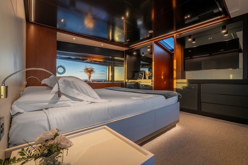 24_RIVA90Argo_int_cabin_owner4
