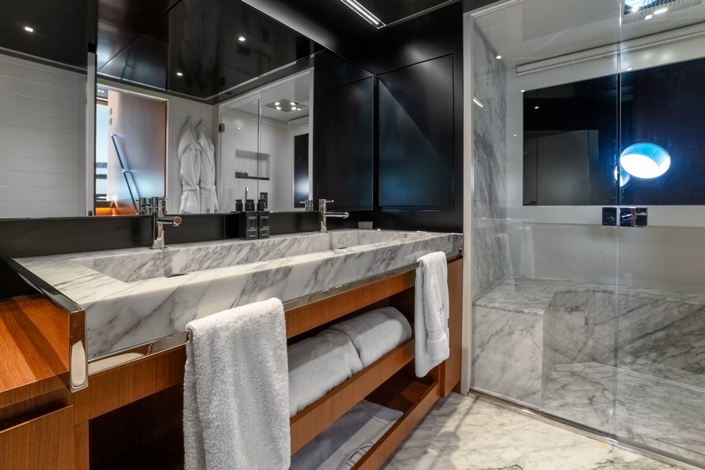 25_RIVA90Argo_int_cabin_owner5
