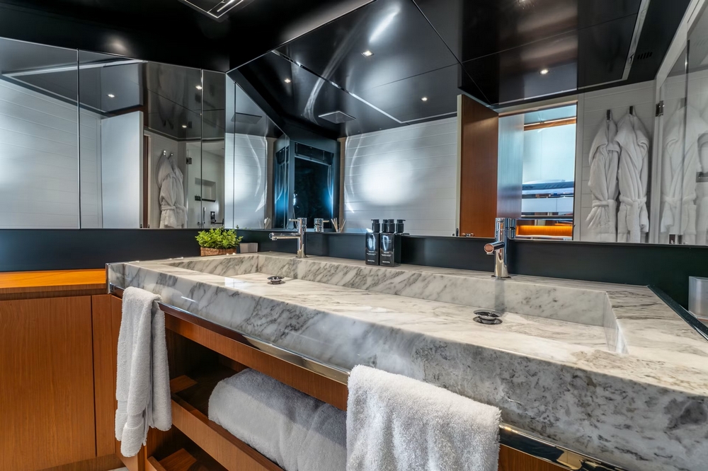 26_RIVA90Argo_int_cabin_owner6