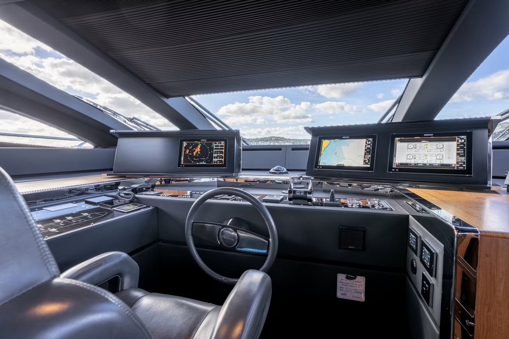 28_RIVA90Argo_int_wheelhouse2
