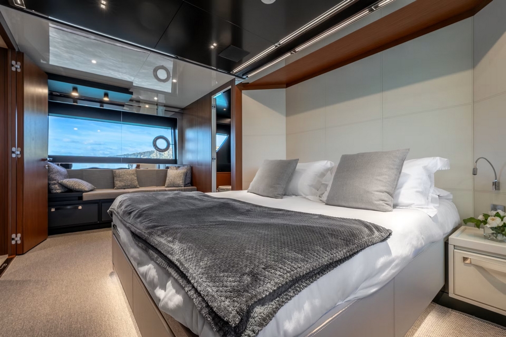 29_RIVA90Argo_int_cabin_vip1