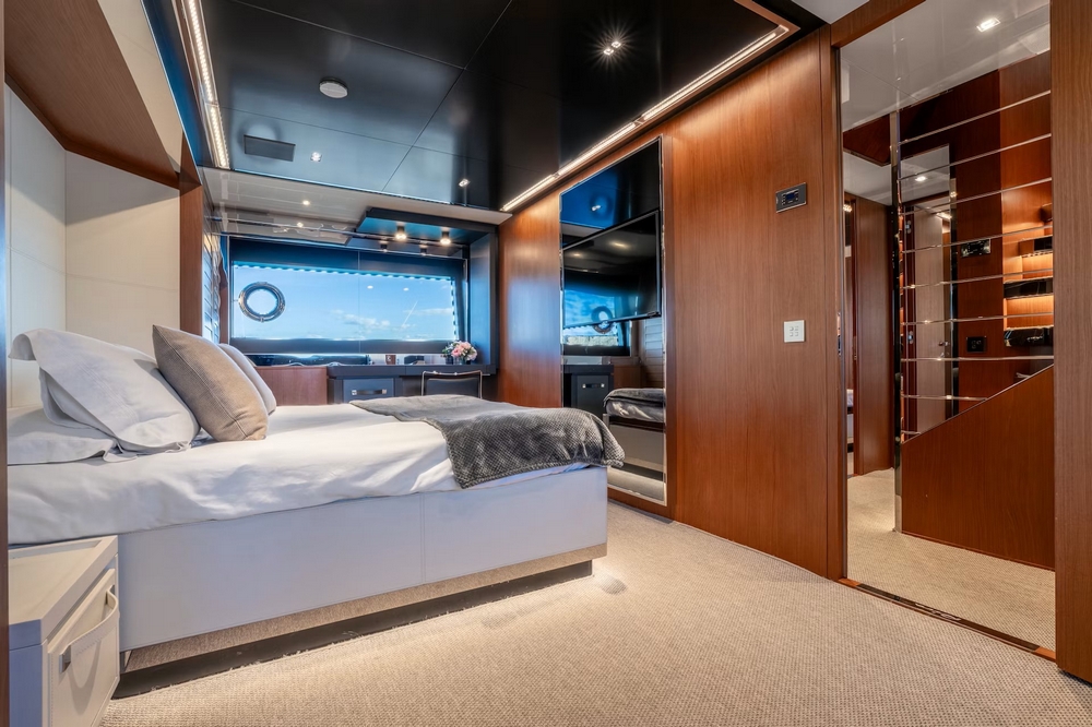 31_RIVA90Argo_int_cabin_vip3