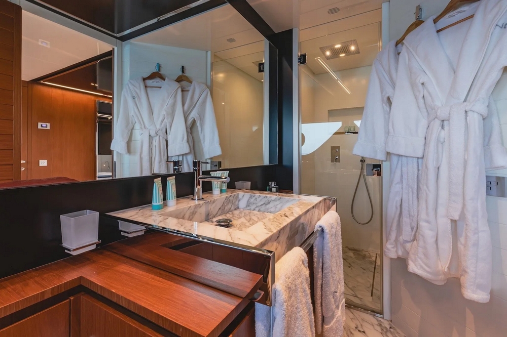36_RIVA90Argo_int_cabin_guest_twin2