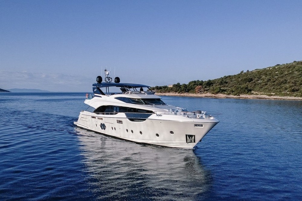 01_MONTECARLO96_ext_cruising_bow1